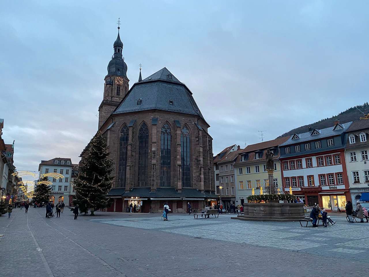 Marktplatz mit Heiliggeistkirche in der Heidelberger Altstadt